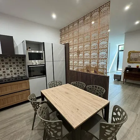 Ricasoli 80 - Elegante Con Parcheggio Privato Apartmán